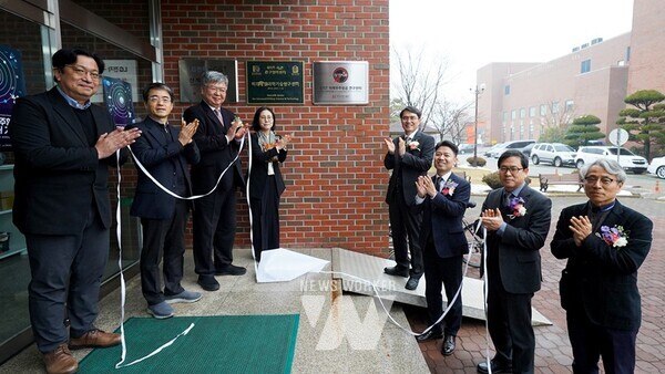 GIST 미래우주항공 연구센터 개소식에서 주요 참석자들이 현판 제막식을 하고 있다. (왼쪽부터) 우주항공청 최승철 과장, 광주광역시 이동현 미래차산업과장, 부산대 최정열 교수, 최성임 G-STAR 센터장, GIST 정성호 연구부총장, 조대정 고흥군 부군수, 전남도 김병성 신성장산업과장, 한국항공우주연구원 김덕관 고흥센터장 