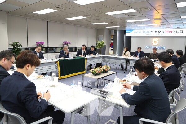 강호동 농협중앙회장(가운데)이 NH저축은행에서 현장 경영을 하고 있다.