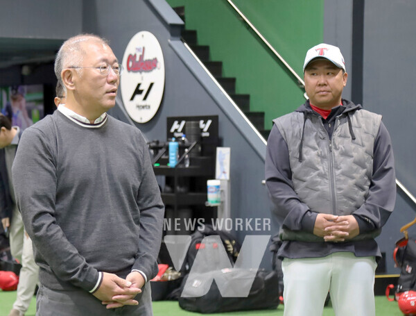 KIA 타이거즈 선수들과 코칭 스태프를 격려하고 있는 현대차그룹 정의선 회장. 사진 왼쪽부터 정의선 회장, KIA 타이거즈 이범호 감독