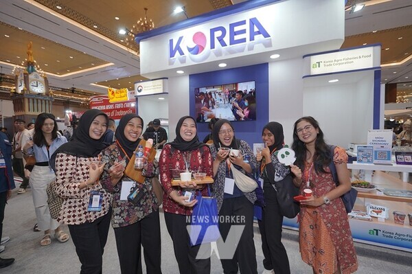 2024년 인도네시아 FLEI 박람회에서 K-외식을 시식하는 관람객들