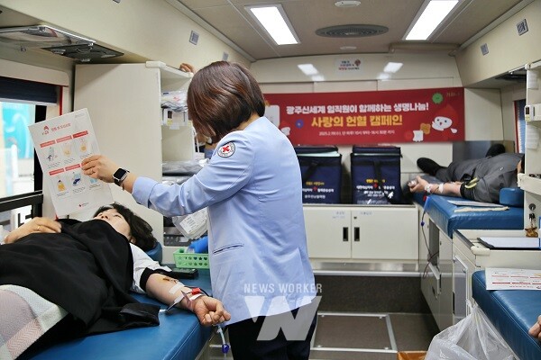 광주신세계가 19일 실시한 사랑의 헌혈 캠페인에 참여한 임직원들이 헌혈을 하고 있다