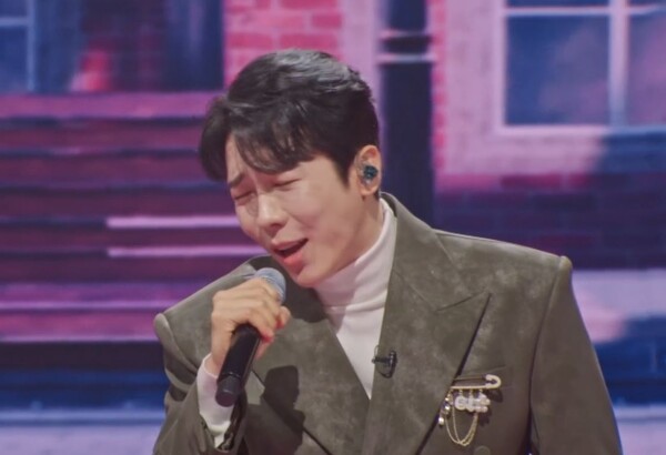 물러설 곳이 없다며 사력을 다해 노래한 에녹. 연예인 평가단과 작곡가 점수도 높았지만 방청객 점수가 결승전 진출자들 중 가장 뛰어났다. [사진=MBN MUSIC]