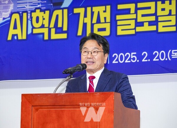 강기정 광주광역시장이 20일 오후 서울 국회의원회관에서 열린 ‘AI 혁신 거점 글로벌 경쟁력 확보를 위한 정책토론회’에 참석해 환영사를 하고 있다./광주광역시 제공강기정 광주광역시장이 20일 오후 서울 국회의원회관에서 열린 ‘AI 혁신 거점 글로벌 경쟁력 확보를 위한 정책토론회’에 참석해 토론회 공동주최자인 조인철 국회의원, 과학기술정보방송통신위원회 최민희 위원장, 정진욱·양부남·전진숙·민형배 국회의원 등 내빈들과 기념촬영을 하고 있다./광주광역시 제공20일 오후 서울 국회의원회관에서 열린 ‘AI 혁신 거점 글로벌 경쟁력 확보를 위한 정책토론회’에서 오상진 인공지능산업융합사업단장을 좌장으로 배경훈 LG AI연구원장, 윤석주 페르소나 AI 최고브랜드관리자(CBO) 등과 토론을 진행하고 있다./광주광역시 제공