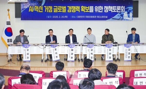 20일 오후 서울 국회의원회관에서 열린 ‘AI 혁신 거점 글로벌 경쟁력 확보를 위한 정책토론회’에서 오상진 인공지능산업융합사업단장을 좌장으로 배경훈 LG AI연구원장, 윤석주 페르소나 AI 최고브랜드관리자(CBO) 등과 토론을 진행하고 있다./광주광역시 제공