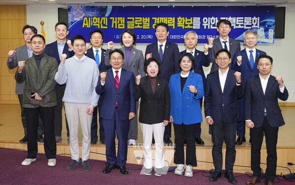 강기정 광주광역시장이 20일 오후 서울 국회의원회관에서 열린 ‘AI 혁신 거점 글로벌 경쟁력 확보를 위한 정책토론회’에 참석해 토론회 공동주최자인 조인철 국회의원, 과학기술정보방송통신위원회 최민희 위원장, 정진욱·양부남·전진숙·민형배 국회의원 등 내빈들과 기념촬영을 하고 있다./광주광역시 제공