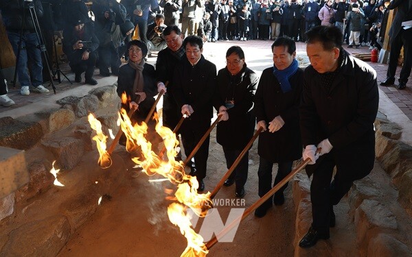 제53회 강진 청자축제가 열린 가운데 22일 오후 강진원 강진군수를 비롯한 주요 참석자들이 화목가마에 불을 지피고 있다