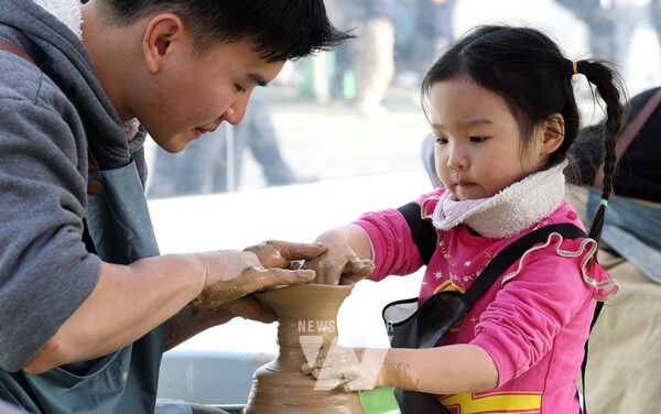 제53회 강진 청자축제장을 찾은 어린이들이 물레성형을 해보고 있다.