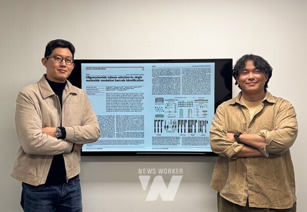 (왼쪽부터) 신소재공학과 최영재 교수, 김우진 석박통합과정 학생.