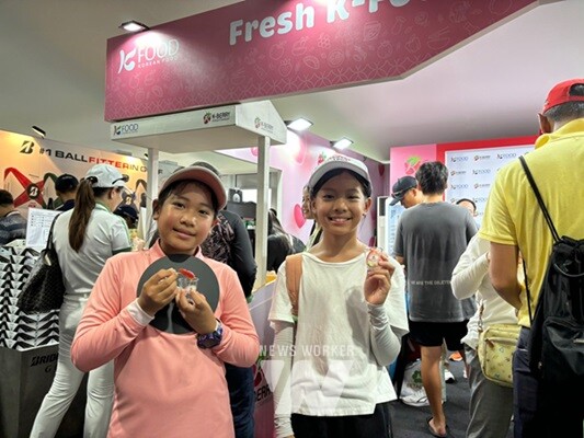 딸기를 시식하는 골프 주니어 태국 선수