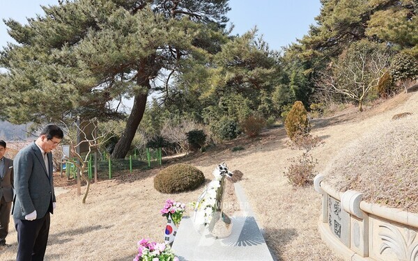 신광면 일강 김철 선생 묘소 참배