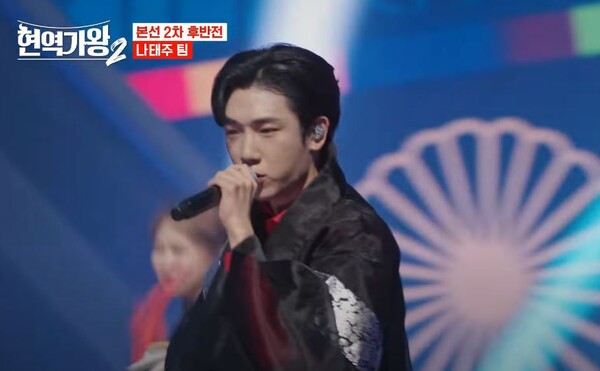 '관상타령' 무대를 꾸민 최수호 [사진=MBN '현역가왕2' 6회 캡처]