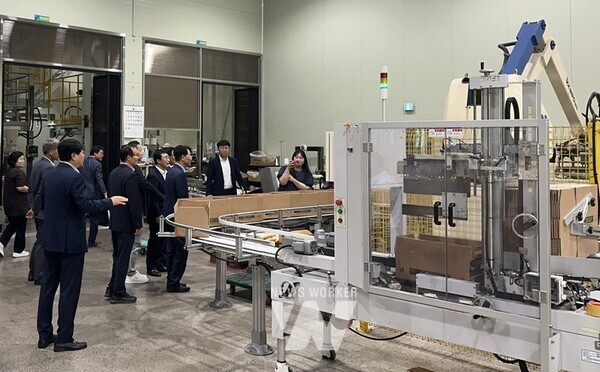 최첨단 로봇을 이용해 강진쌀을 도정, 포장하는 강진군농협통합RPC 내부 모습