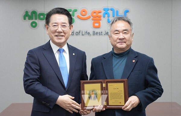 김영록 전라남도지사가 5일 전라남도 서울 중앙협력본부에서 한국에너지공대 설립 지원 유공자인 송재호 제주대학교 명예교수에게 공로패를 수여하고 있다.