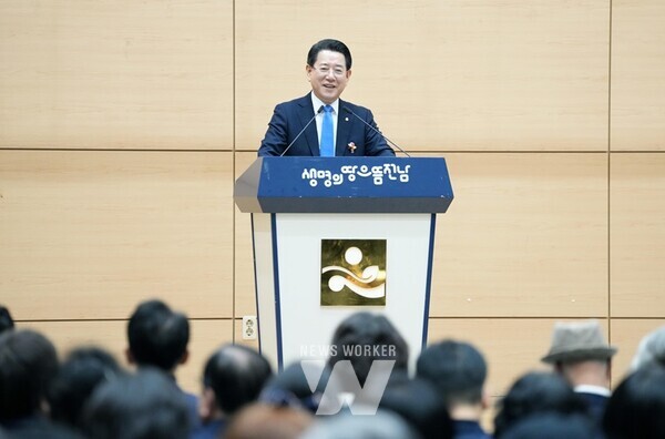 김영록 전라남도지사가 6일 전남도청 왕인실에서 열린 ‘전남문화관광해설사협회 회장 이·취임식 및 정기총회’에서 축사를 하고 있다.