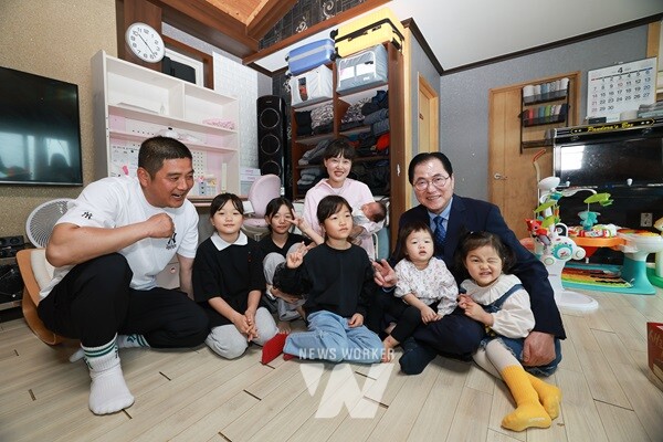 사진은 지난해 4월 여섯째 아이를 출생한 완도군 보길면에 거주하는 김찬성, 김희정 씨 부부