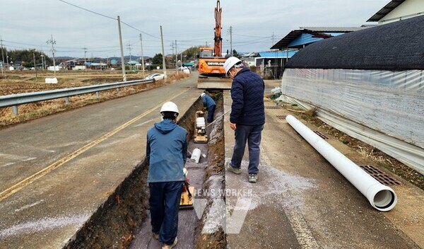 나주시가 시민을 위한 쾌적한 수질 환경 확보와 침수 피해 예방을 위한 올해 428억 원 규모 하수도 정비사업에 착수한다. 사진은 하수도 정비 및 나주천 일원 공공하수처리장 차집관로 정비 장면. (사진제공-나주시)