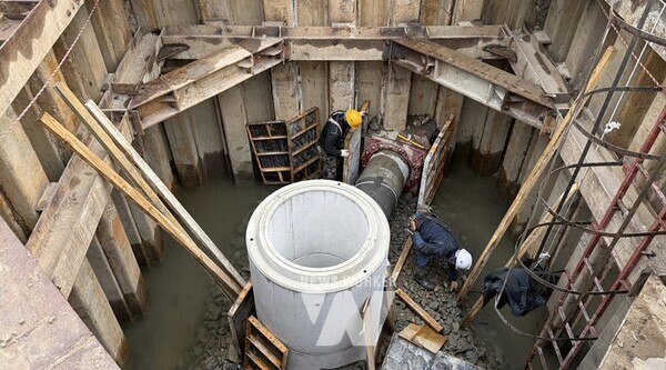 나주시가 시민을 위한 쾌적한 수질 환경 확보와 침수 피해 예방을 위한 올해 428억 원 규모 하수도 정비사업에 착수한다. 사진은 하수도 정비 및 나주천 일원 공공하수처리장 차집관로 정비 장면. (사진제공-나주시)