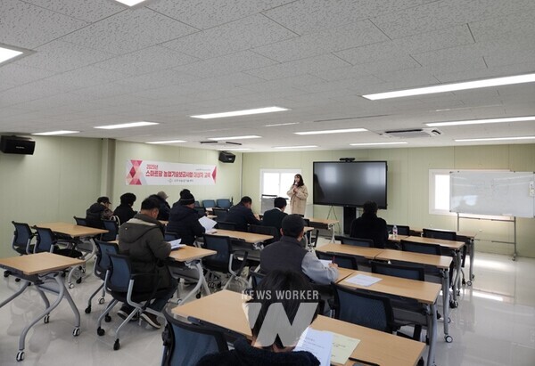 스마트팜 사업 대상자 교육 및 농가 현장방문 모습. (사진제공-나주시)