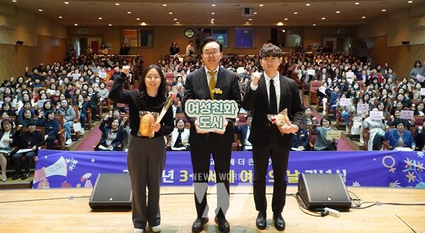 나주시가 제107주년 세계여성의 날을 기념해 지난 6일 나주문화예술회관에서 기념식을 첫 개최했다. 기념식은 ‘여성과 함께, 더 큰 나주’라는 주제로 여성 정책발전 유공 표창, 양성평등 영상 시청, 여성의 날 퍼포먼스, 특별강연 등 다양한 행사가 진행됐다. (사진제공-나주시)