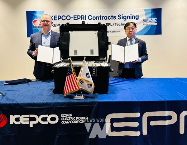 SFL 기술판매 계약 체결 후 기념사진(왼쪽부터 EPRI 송배전 부사장 Andrew Phillips, 한전 전력연구원장 심은보)