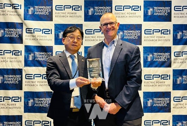 EPRI 올해의 기술상 수상 후 기념사진(왼쪽부터 한전 전력연구원장 심은보, EPRI 송배전 부사장 Andrew Phillips)
