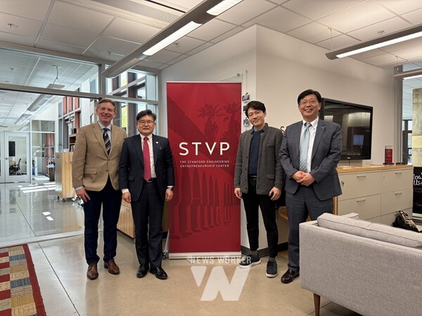 한국에너지공과대학교 박진호 총장직무대행(왼쪽 두 번째)은 지난 26일(현지 시각) 스탠포드대학교를 방문하여 한국스탠포드센터 및 스탠포드 기술벤처 프로그램 책임자인 마이클 레펙(Michael Lepech, 왼쪽 첫 번째)교수와 연구 및 교육 협력을 논의했다.