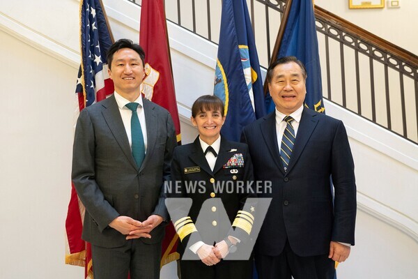 정기선 HD현대 수석부회장(왼쪽)이 정호섭 전 대한민국 해군참모총장(오른쪽)과 함께 미국 해군사관학교에서 이벳 M. 데이비스(Yvette M. Davids) 교장(가운데)과 기념사진을 촬영하고 있다.