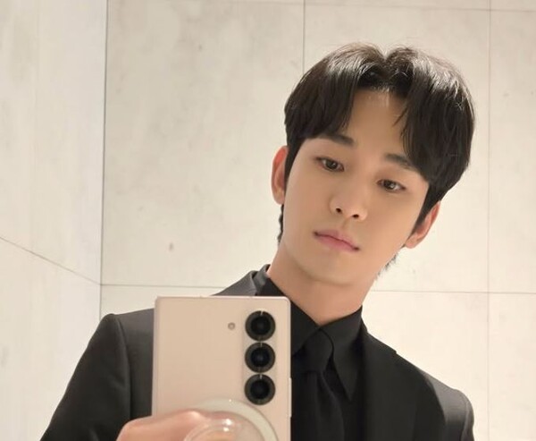 가세연과 진실공방 중인 배우 김수현 [사진=김수현 인스타그램]