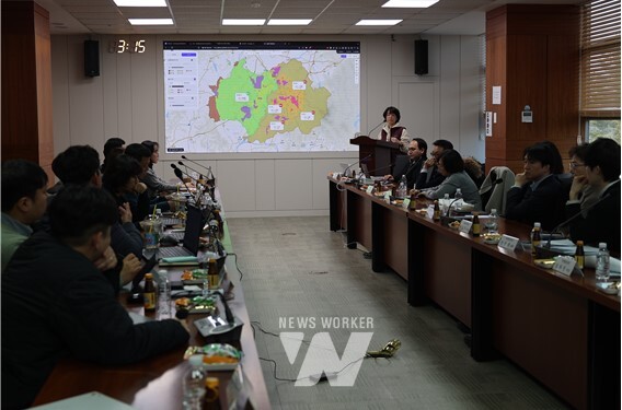 AI 전문 기업 ㈜고백기술 김명희 부장이 AI 빛공해 이미지 분석 솔루션의 동작 및 빛공해 GIS 플랫폼 표출 과정에 대해 설명하고 있다.