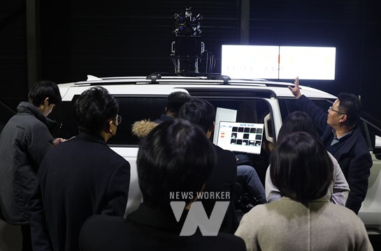 한국광기술원 채성기 선임연구원이 ICT기반 차량탑재형 고속측정시스템을 활용한 동적 휘도 측정 방법 및 AI 학습을 위한 수집된 데이터의 정제 과정에 대해 설명하고 있다