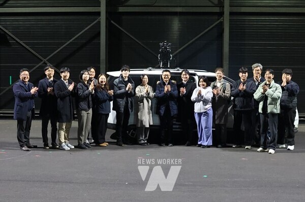 왼쪽부터 채성기 선임연구원(한국광기술원), 백인성 주임(한국환경공단), 김다진 주임(한국환경공단), 하람 주무관(환경부), 신경호 센터장(한국광기술원), 조미령 본부장(한국광기술원), 강정훈 과장(한국환경공단), 심은영 사무관(환경부), 안중기 과장(환경부), 심인근 과장(국립환경과학원), 박선영 수석(정보통신산업진흥원), 구진회 연구관(국립환경과학원), 서영석 팀장(이즈소프트), 허준 연구원(한국광기술원), 이영진 책임(이즈소프트), 박정주 연구원(한국광기술원)