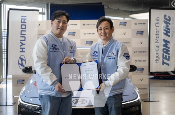 21일(금) 현대 모터스튜디오 서울에서 진행된 '현대차-TEAM HMC 후원 협약식'에서 (왼쪽) TEAM HMC 레이싱팀 김주현 단장과 (오른쪽) 현대차 국내상품마케팅사업부장 조원상 상무가 기념 촬영을 하고 있는 모습