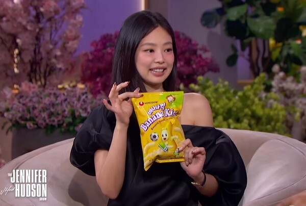 제니퍼 허드슨 쇼에 출연해 바나나킥을 설명하는 제니 [사진=제니퍼 허드슨 쇼 유튜브]