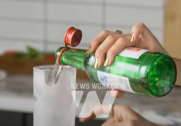 유튜브에 출연해 소맥을 만드는 로제 [사진=보그 유튜브]