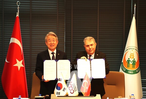 농협중앙회 강호동 회장은 현지시간 24일 튀르키예의 수도 앙카라에서 농업금융조합연합회(ACC) 아뎀 다르믈라 회장과 업무협약을 체결하고 있다.