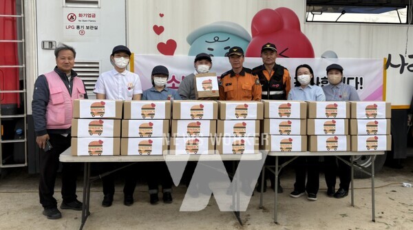 한국맥도날드가 산불 피해 현장인 울산 울주군, 경북 의성군, 경남 산청군에 ‘행복의 버거’ 총 1,460인분을 전달했다고 26일(수) 밝혔다.