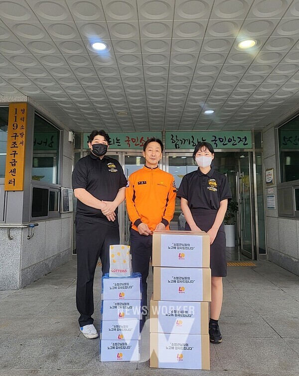 지난 27일과 28일 롯데리아가 산불 피해 지역의 소방서와 산불 이재민에게 구호식품을 전달했다.