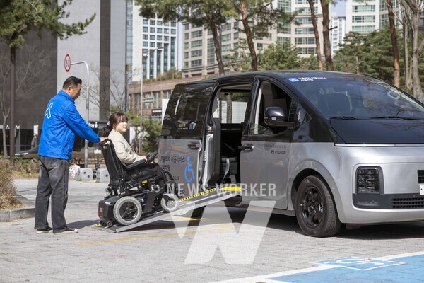 거동이 불편한 승객이 차량의 옆문으로 탑승하는 모습