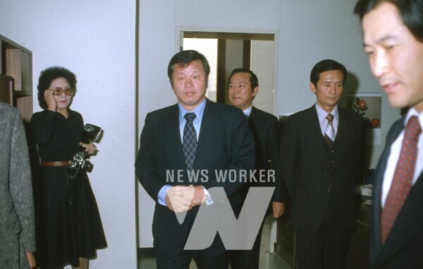 1980년 12월 최종현 SK 선대회장이 유공(現 SK이노베이션) 인수 후 첫 출근하여, 사무실에서 직원들과 인사를 나누고 있다.