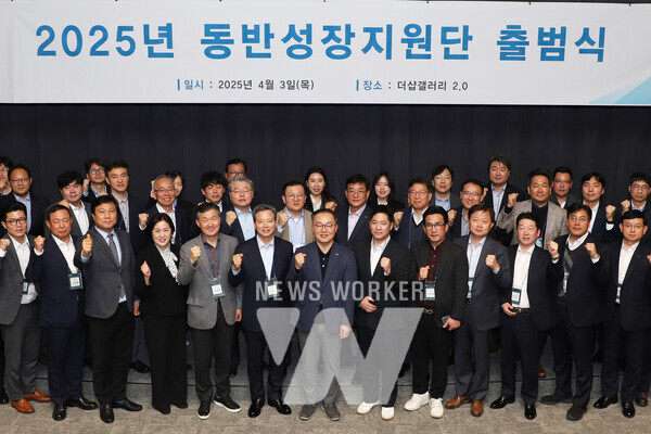 사진 첫줄 왼쪽에서 4번째부터 포스코이앤씨 안미선 구매계약실장, 힘펠 김정환 대표, 한일시멘트 이노선 부사장, 포스코이앤씨 정창식 동반성장지원단장