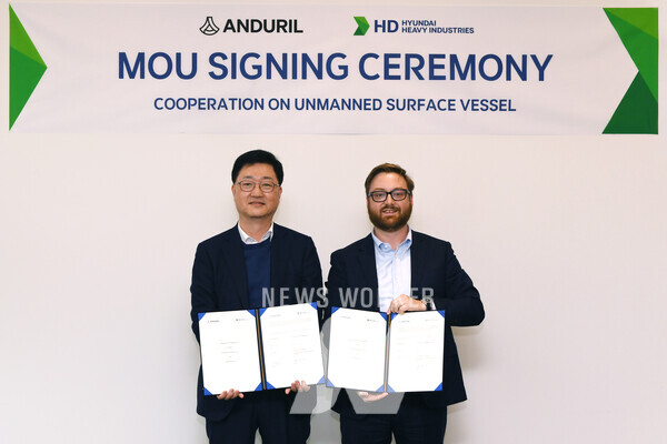 HD현대와 안두릴은 최근 현대빌딩에서 HD현대중공업 주원호 특수선사업대표(사진 왼쪽)와 안두릴의 브라이언 쉼프 공동설립자 겸 최고경영자가 참석한 가운데 ‘무인수상정 개발 및 시장 진출을 위한 양해각서(MOU)’를 체결했다.