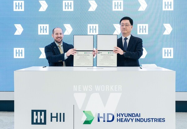 HD현대와 헌팅턴 잉걸스는 현지시간 7일, 미국 워싱턴D.C.에서 열린 ‘해양항공우주 전시회(Sea Air Space 2025)’ 헌팅턴 잉걸스 전시관에서 HD현대중공업 주원호 특수선사업대표(사진 오른쪽)와 잉걸스 조선소 브라이언 블란쳇 사장이 참석한 가운데 선박 건조 생산성 향상 및 첨단 조선 기술 협력을 위한 양해각서(MOU)를 체결했다.