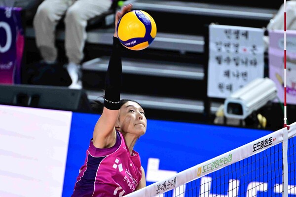 37세 나이가 무색한 김연경의 스파이크 [사진=KOVO 공식 홈페이지]