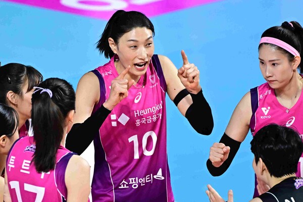 선수들을 다독이는 김연경 특유의 카리스마도 여전했다. [사진=KOVO 공식 홈페이지]