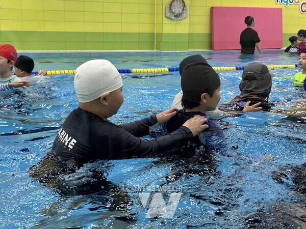광주시교육청이 오는 11월까지 초등학생 2~5학년 대상 생존수영 실기 교육을 시작한다. 운남초 학생들이 학생교육문화회관에서 생존수영 교육을 받고 있다. /제공 광주광역시교육청