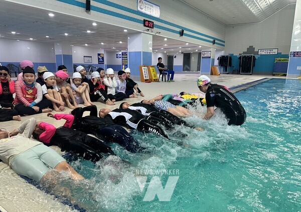 광주시교육청이 오는 11월까지 초등학생 2~5학년 대상 생존수영 실기 교육을 시작한다. 운남초 학생들이 학생교육문화회관에서 생존수영 교육을 받고 있다. /제공 광주광역시교육청