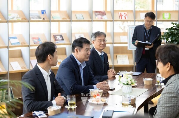 광주시교육청이 9일 본청 북카페에서 민주시민교육팀과 사학정책팀 등 소속 직원 10명이 이정선 교육감과 소통의 시간을 가졌다. 이정선 교육감이 이날 민원베스트로 선정된 민주시민교육팀 선연택 장학사와 사학정책팀 주진웅 장학사 등 직원들을 격려하고 있다. / 제공 광주광역시교육청