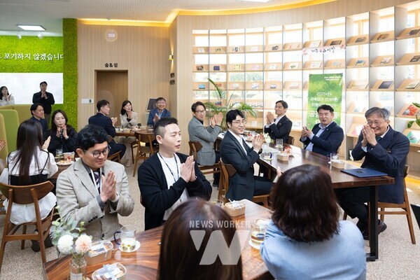 광주시교육청이 9일 본청 북카페에서 민주시민교육팀과 사학정책팀 등 소속 직원 10명이 이정선 교육감과 소통의 시간을 가졌다. / 제공 광주광역시교육청