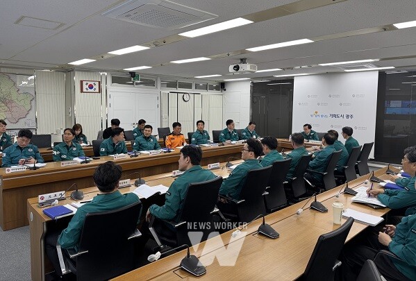 고광완 광주광역시 행정부시장이 9일 오후 시청 재난안전상황실에서 열린 '2025년 여름철 자연재난 사전대비 실무전담팀(TF) 1차 회의'를 주재하고 있다./광주광역시 제공