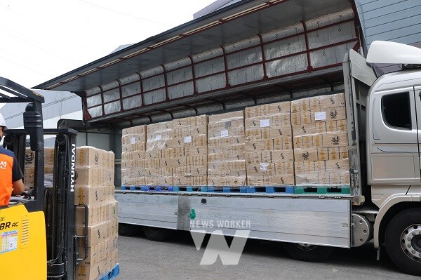 마다가스카르로 발송할 비료를 김포의 물류창고에서 꺼내 트럭에 싣고 있다.